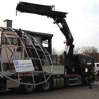 Transport einer Stahlkonstruktion als Dachträger für das neue Hallenbad in Ismaning.